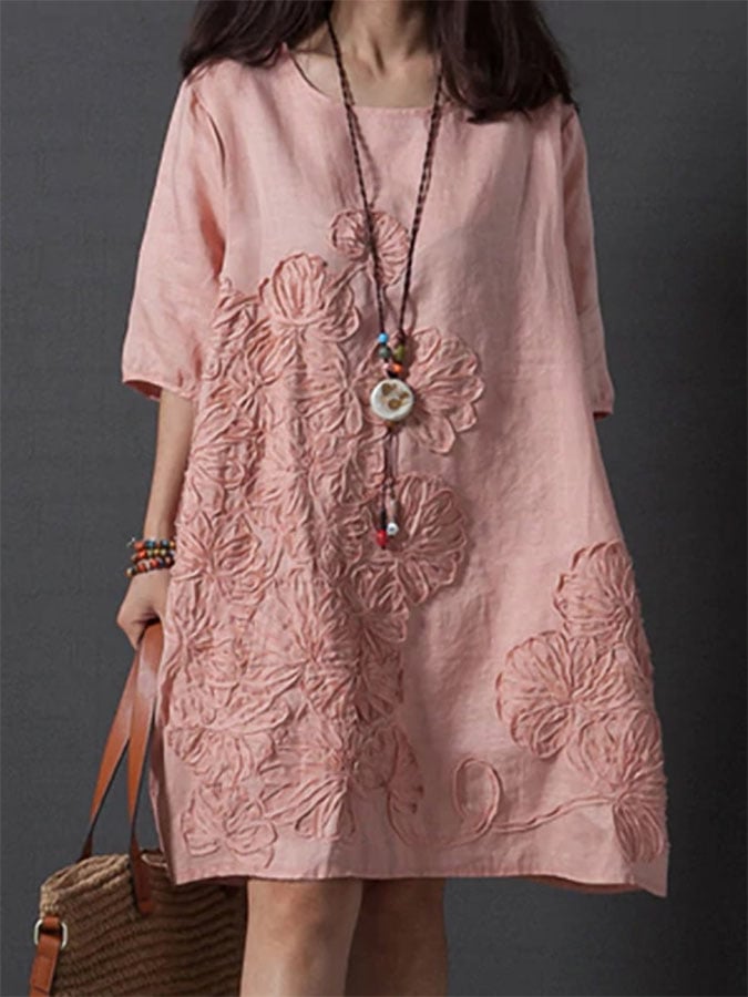 Locker geschnittenes, besticktes unifarbenes Kleid