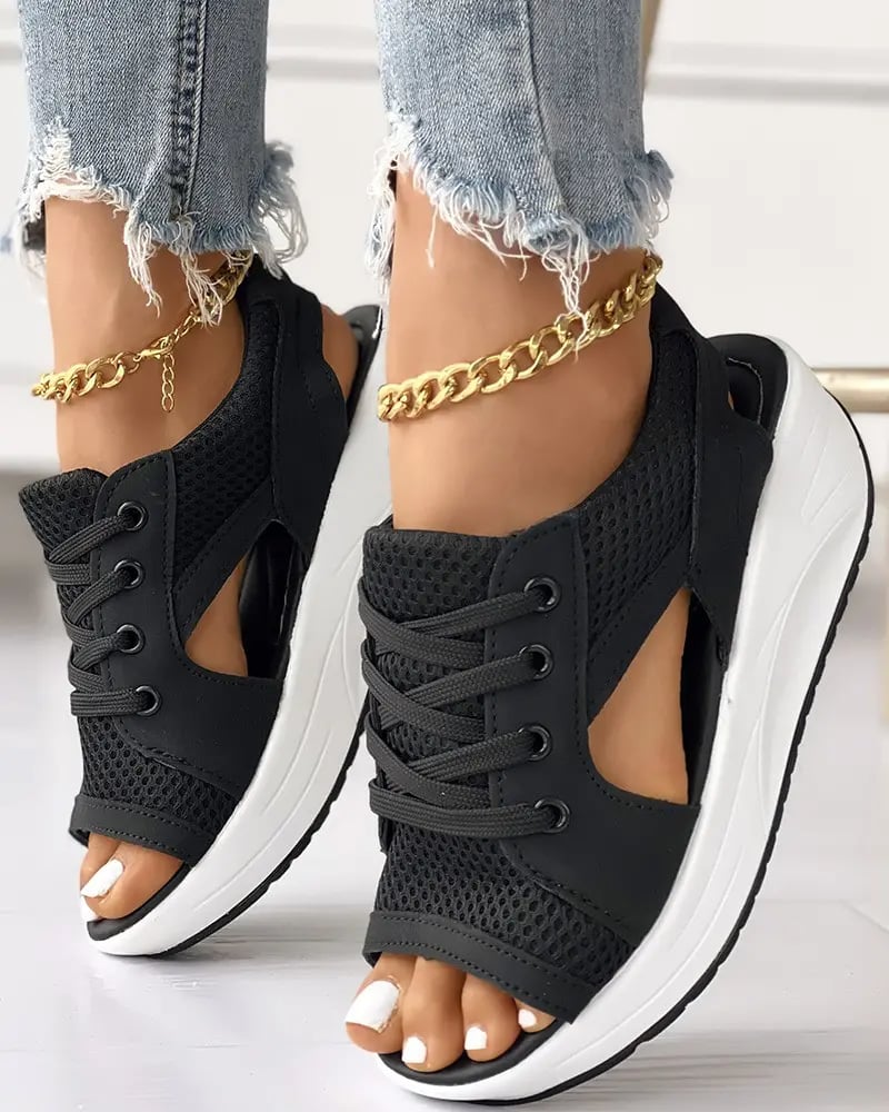 Sandalen mit kontrastierenden Einsätzen, Cutouts und Schnürung