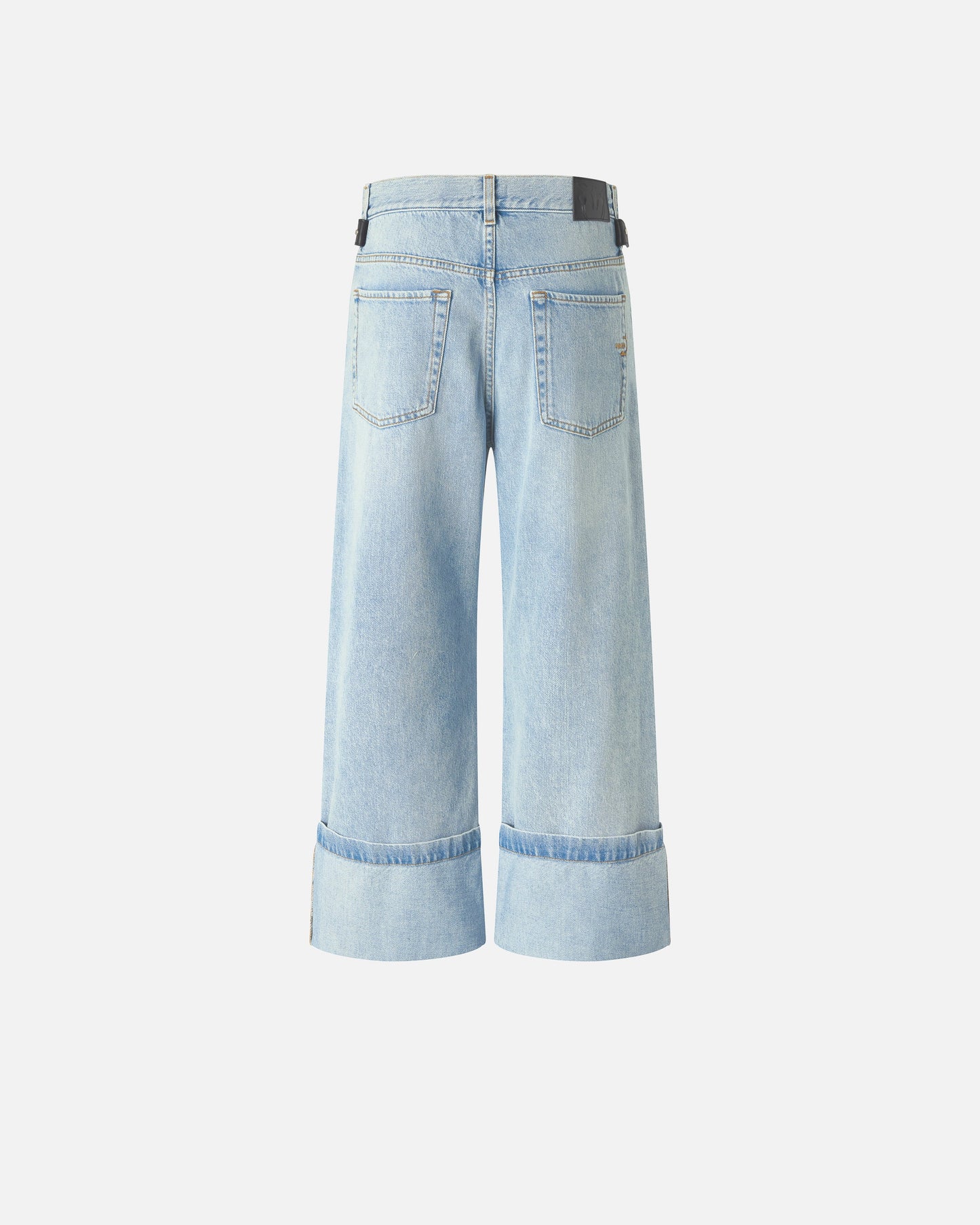 Cropped jeans with leather belt