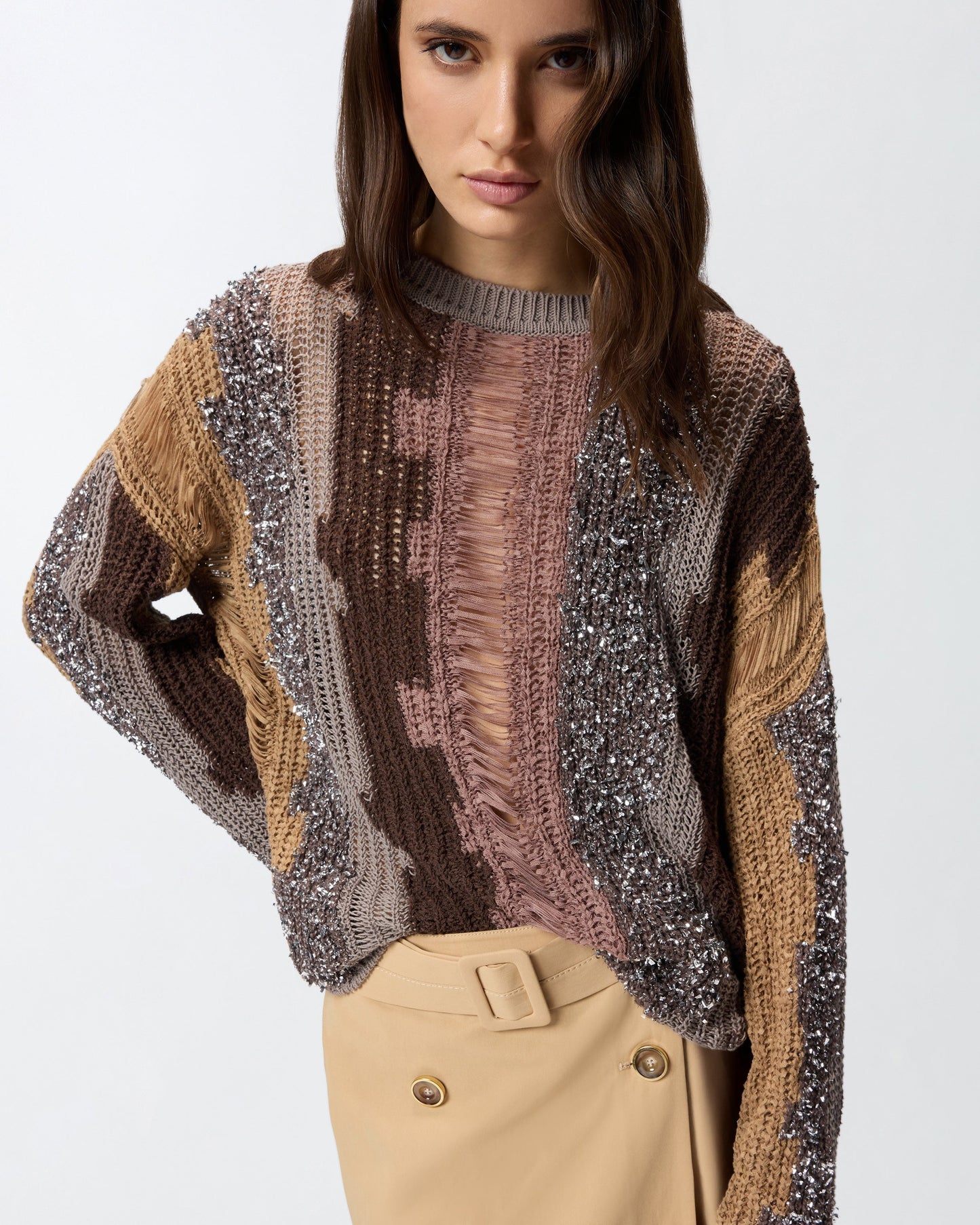 Sweater with inlays in contrasting yarn
