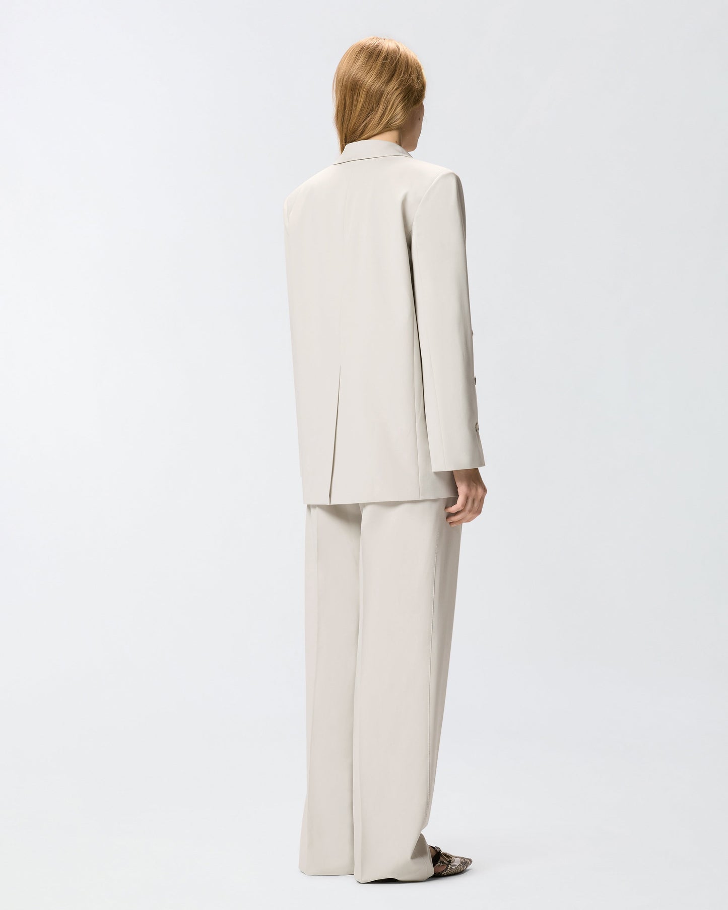 Flowing jacket with slits