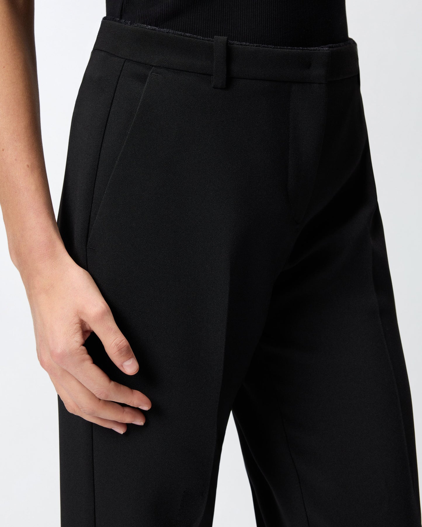 Trousers in canvas with pressed pleat detail