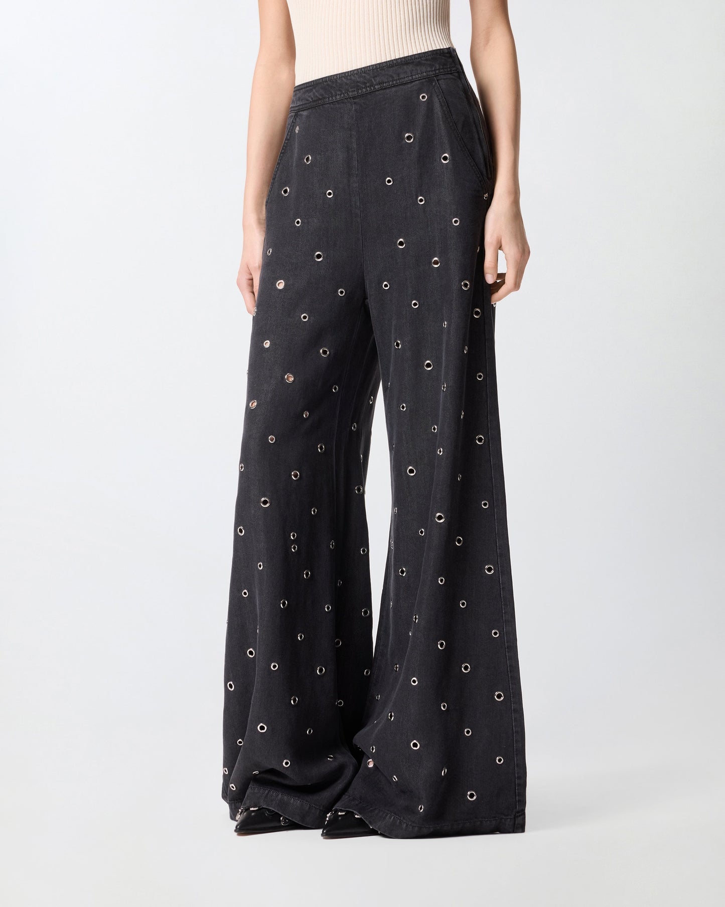 Wide-leg jeans in dark denim with eyelets
