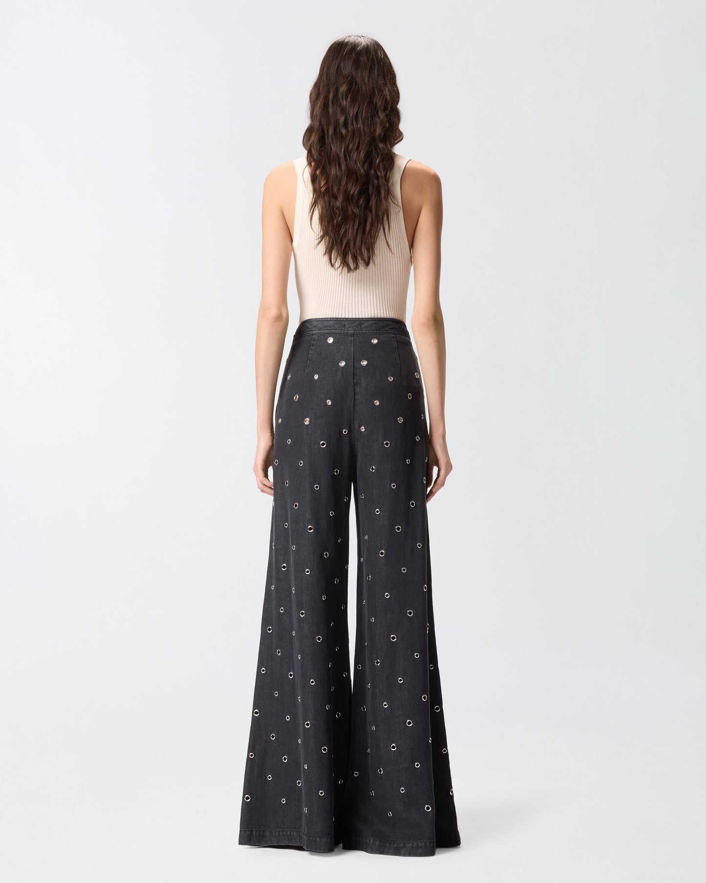 Wide-leg jeans in dark denim with eyelets