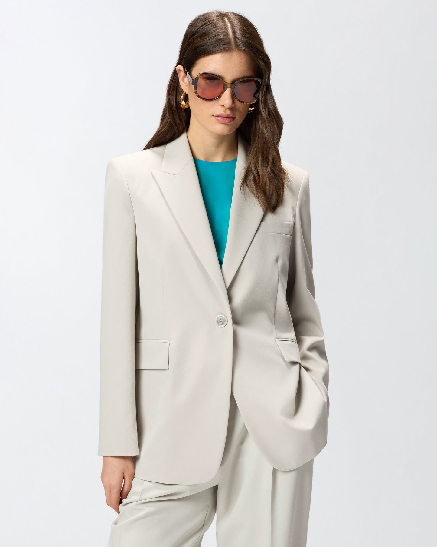 Fluid blazer with rear slit