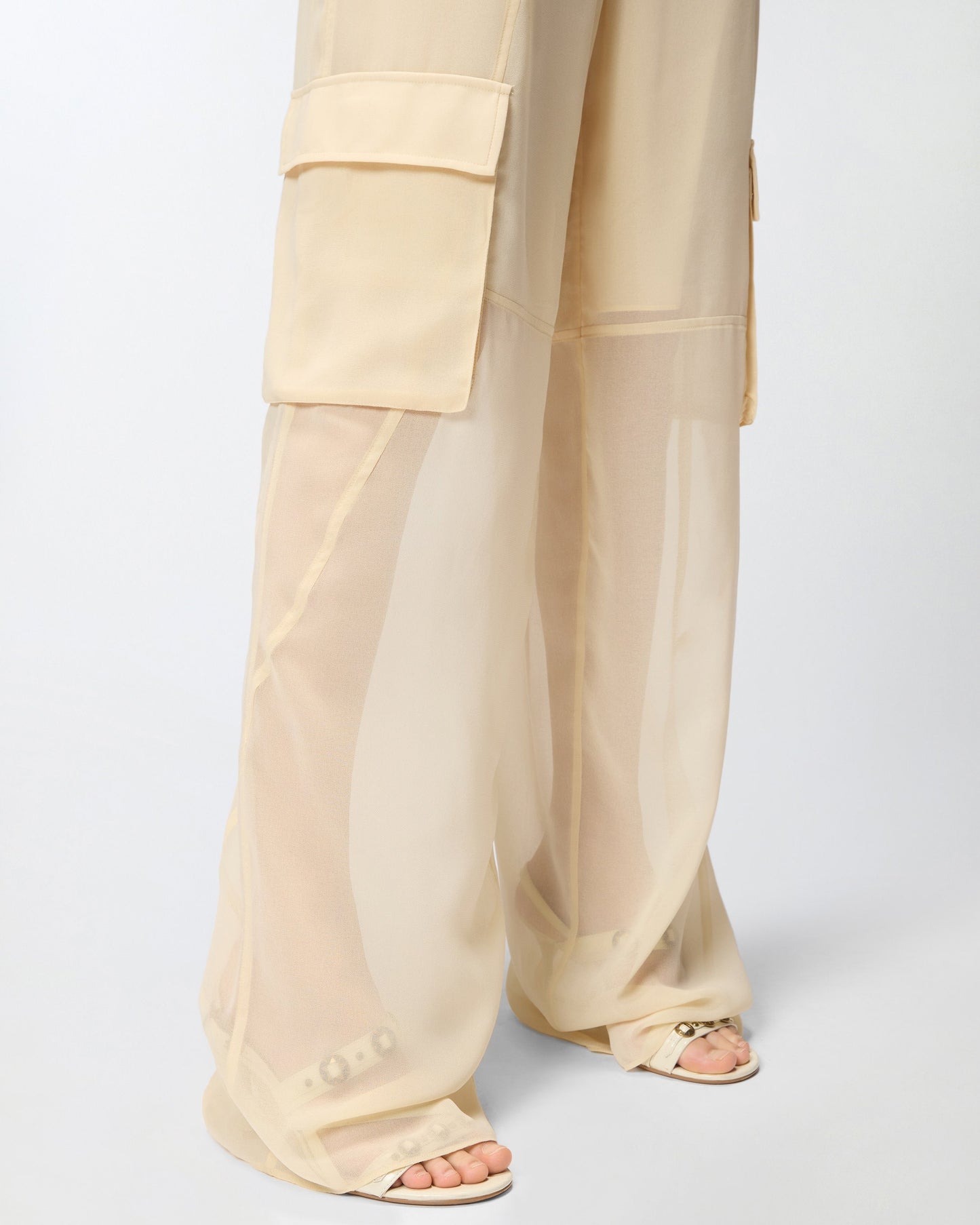 Lightweight trousers with cargo pockets