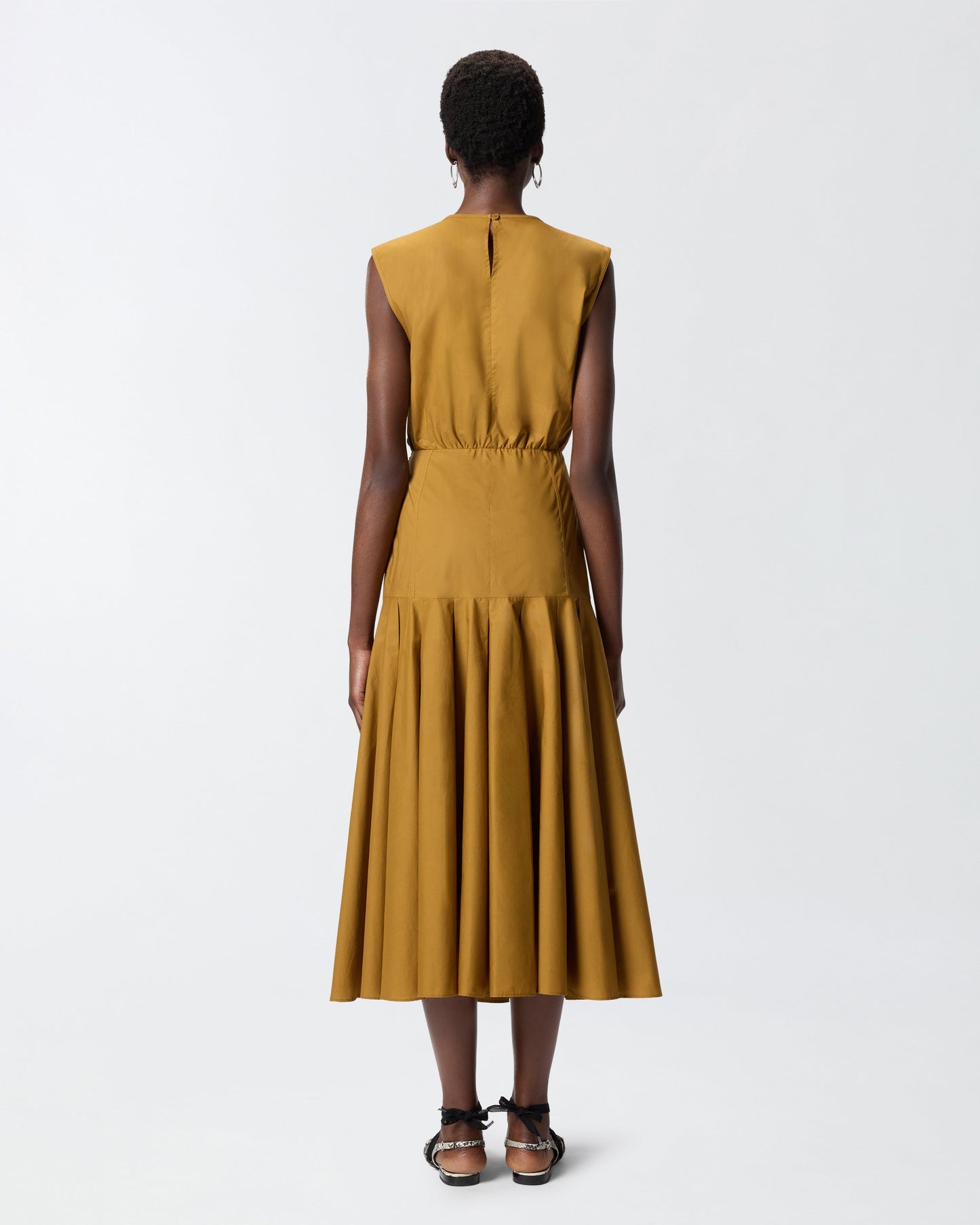 Sleeveless midi dress with pleats and cut-out