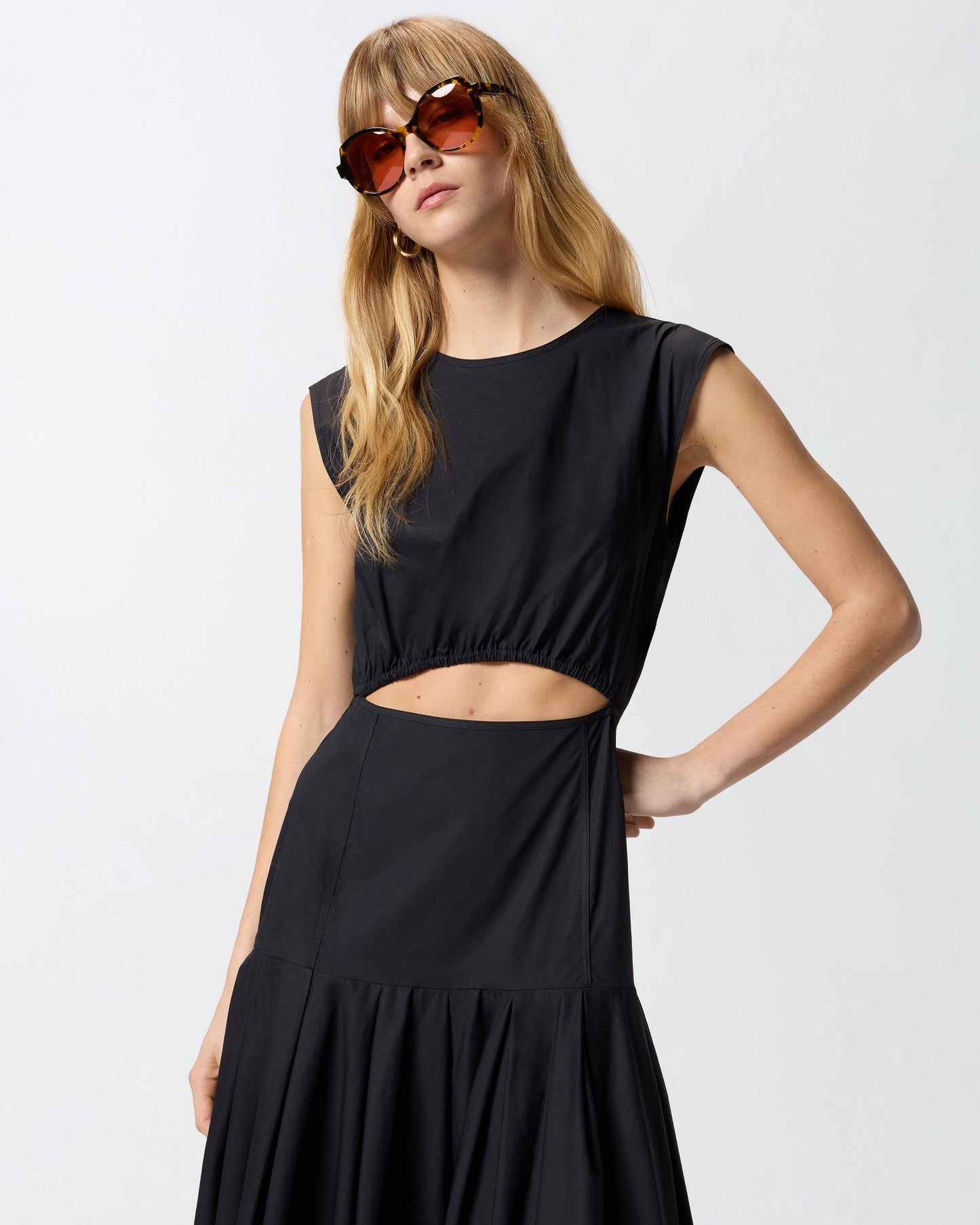 Sleeveless midi dress with pleats and cut-out