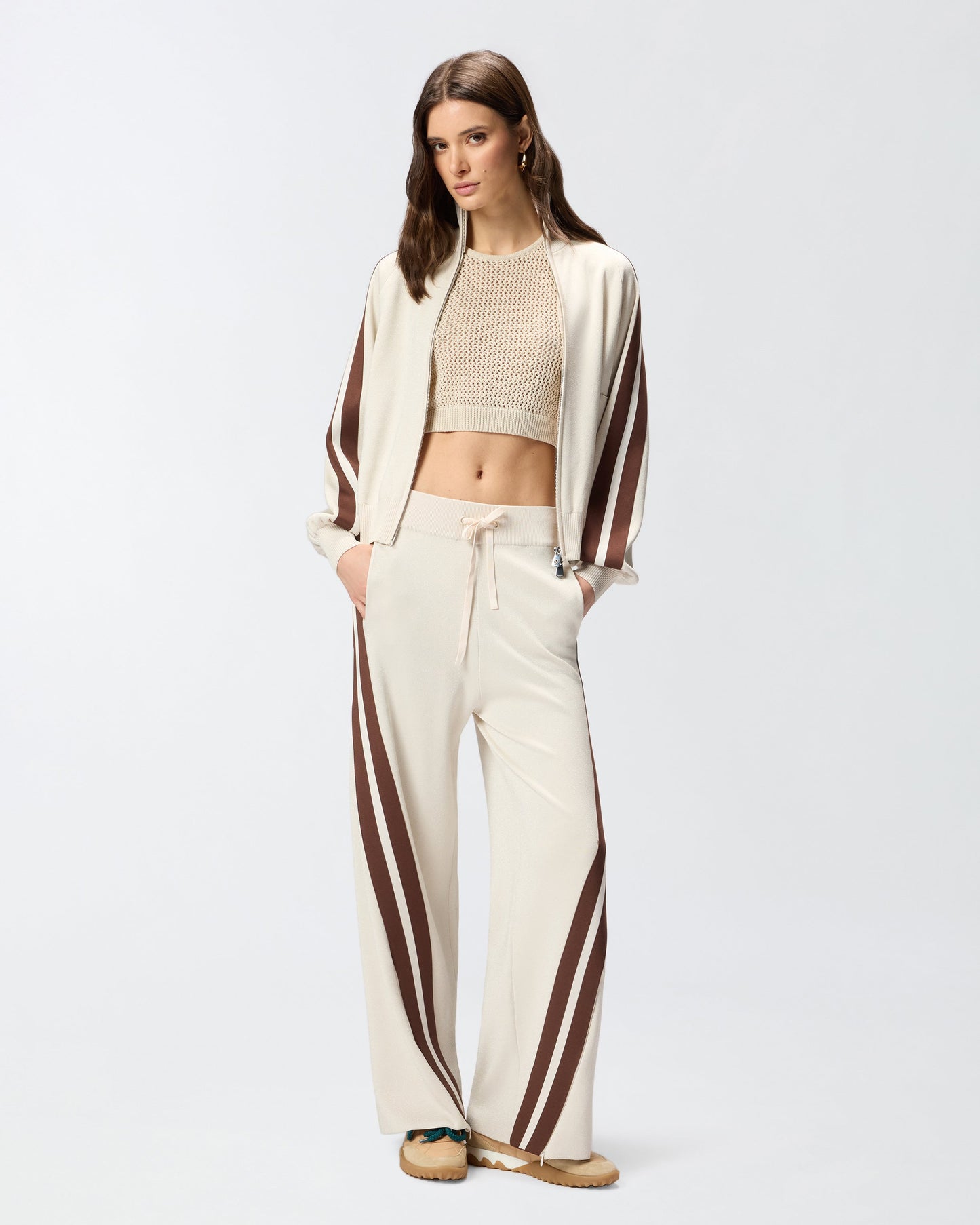 Sleeveless crop top with bands on the back
