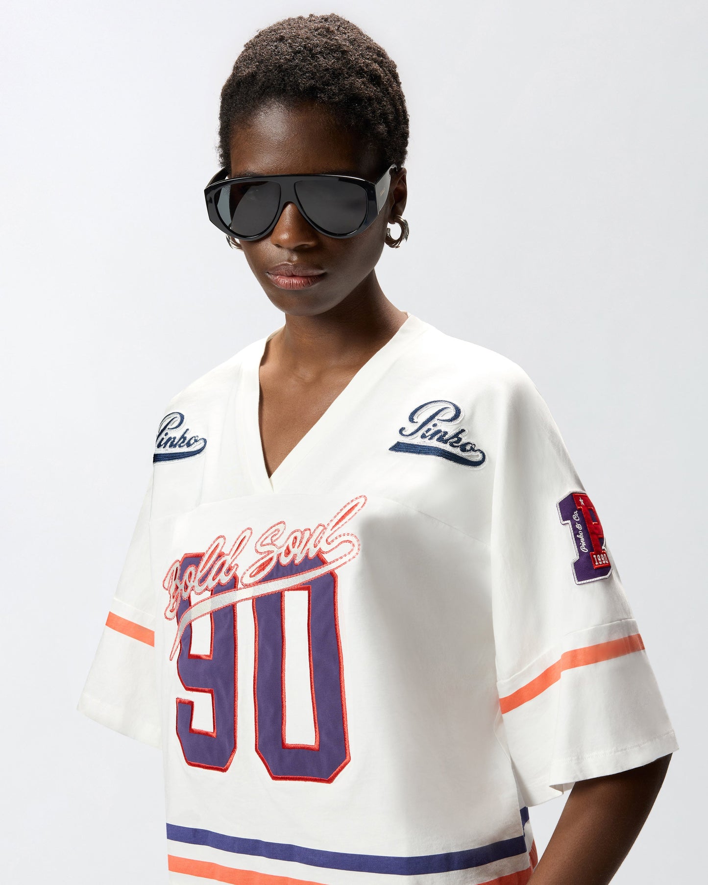 Cropped T-shirt with V-neck and branded patches