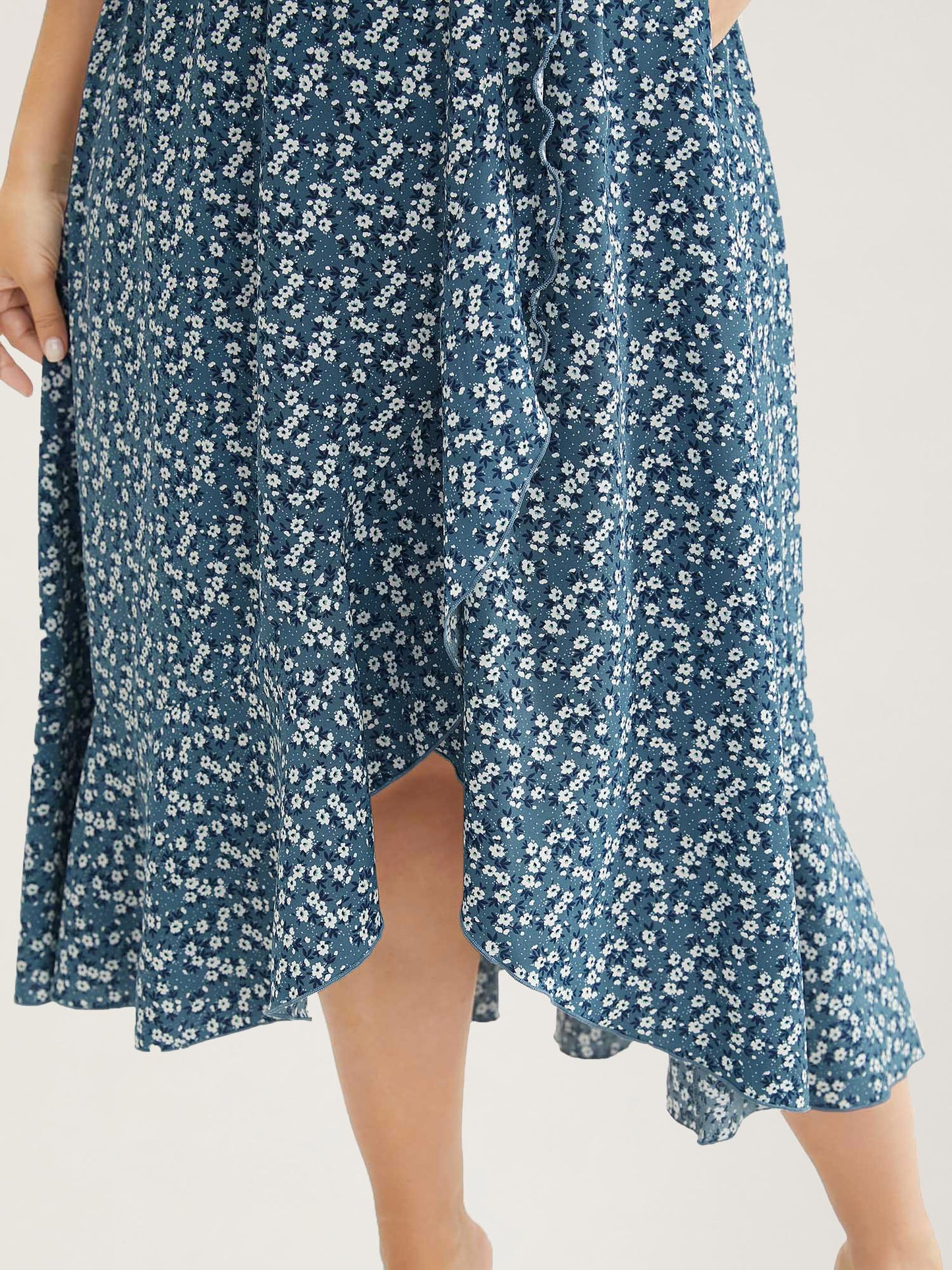 Geblümtes Wickelkleid mit Cut-Outs an den Schultern und Rüschen