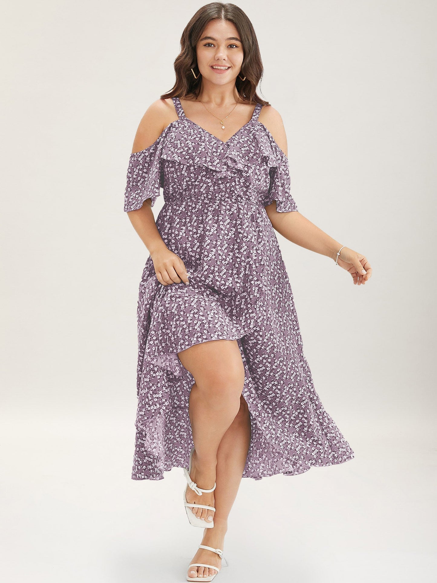 Geblümtes Wickelkleid mit Cut-Outs an den Schultern und Rüschen