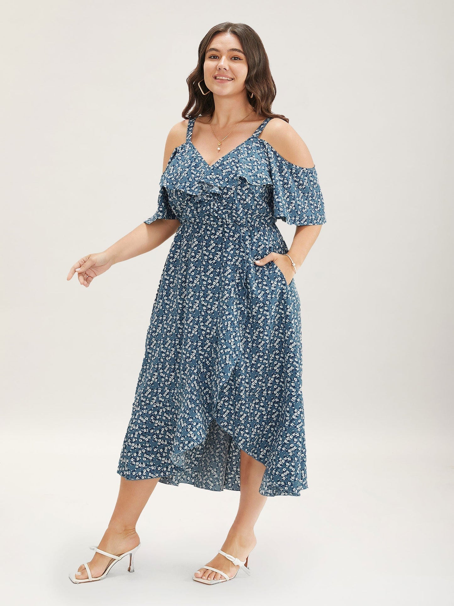 Geblümtes Wickelkleid mit Cut-Outs an den Schultern und Rüschen