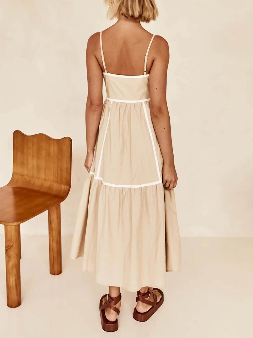 Midikleid mit Kontrastbesatz und verstellbaren Trägern