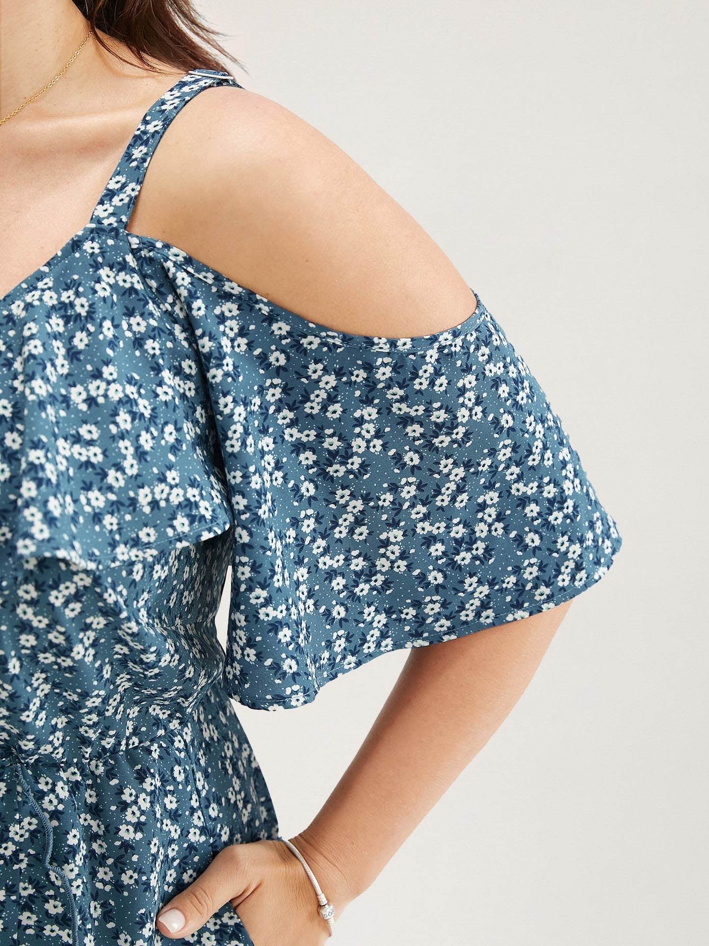 Geblümtes Wickelkleid mit Cut-Outs an den Schultern und Rüschen