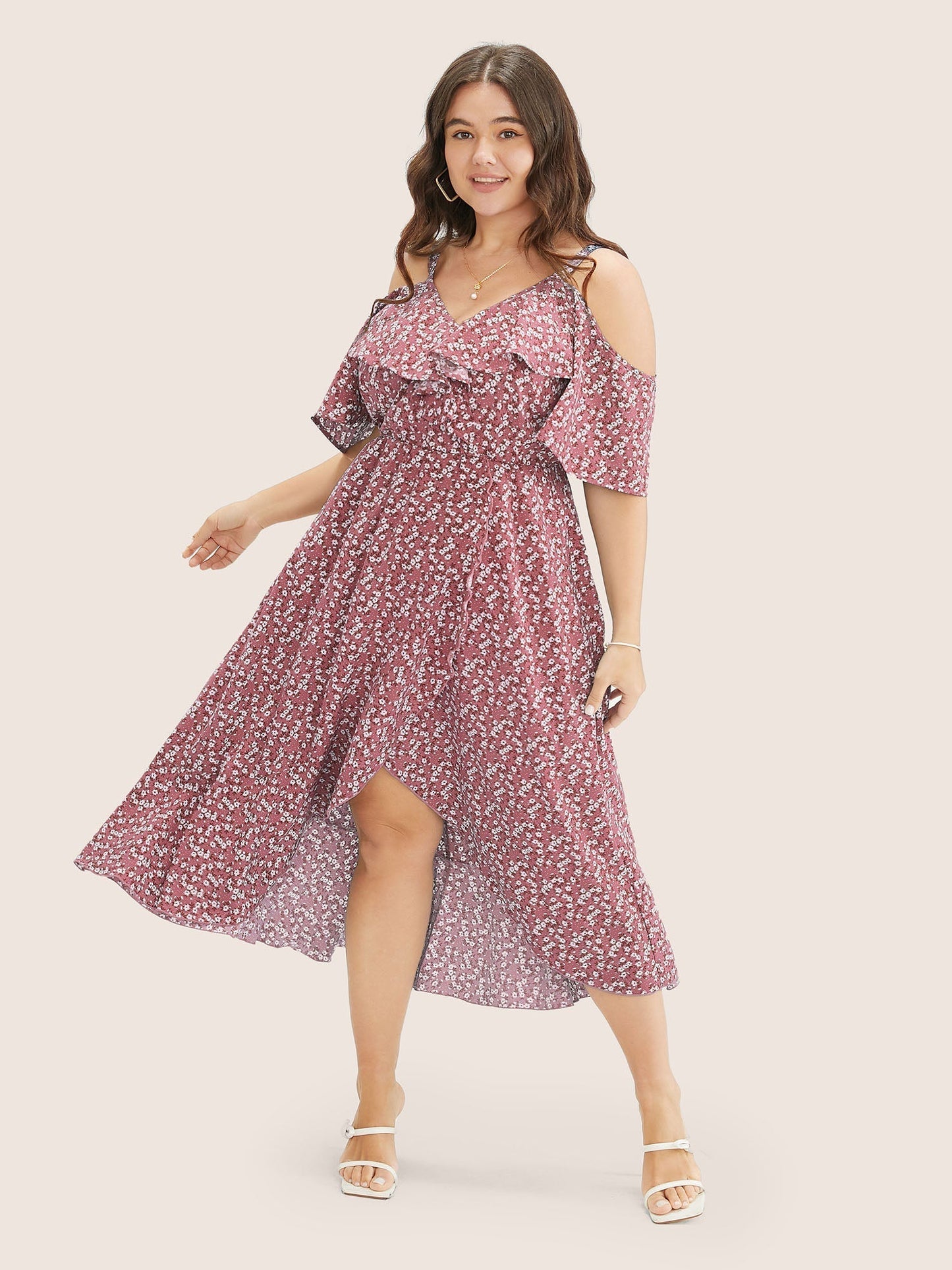 Geblümtes Wickelkleid mit Cut-Outs an den Schultern und Rüschen