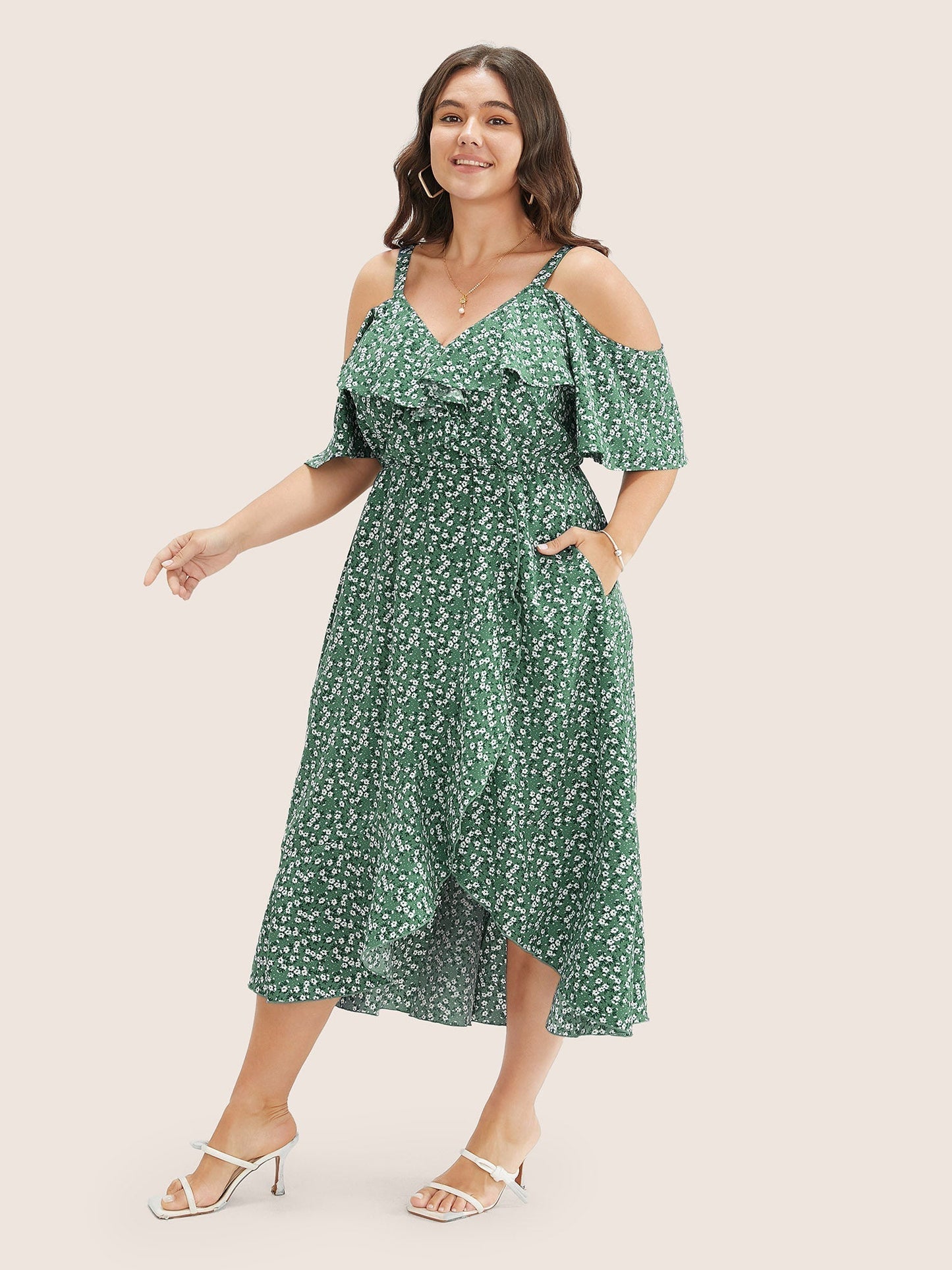 Geblümtes Wickelkleid mit Cut-Outs an den Schultern und Rüschen