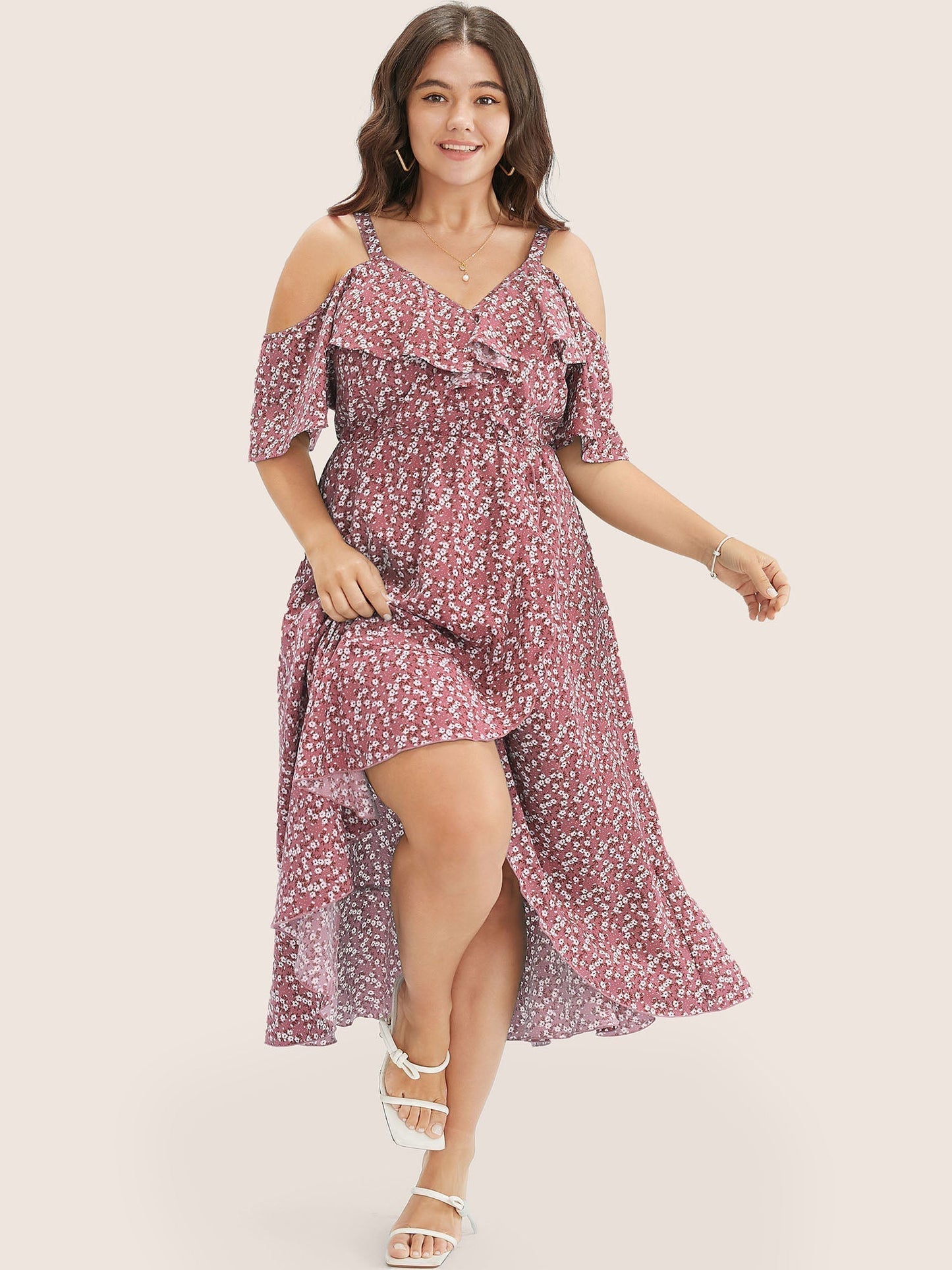 Geblümtes Wickelkleid mit Cut-Outs an den Schultern und Rüschen
