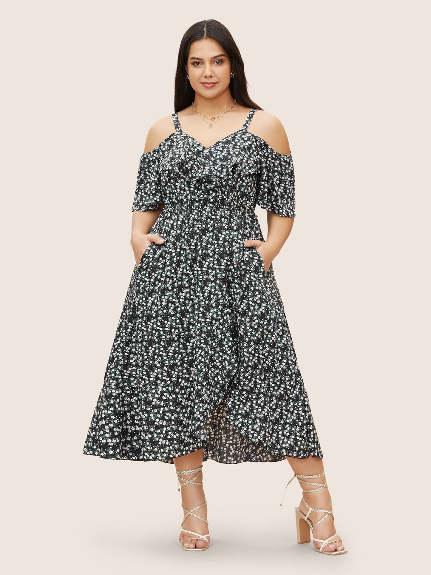 Geblümtes Wickelkleid mit Cut-Outs an den Schultern und Rüschen
