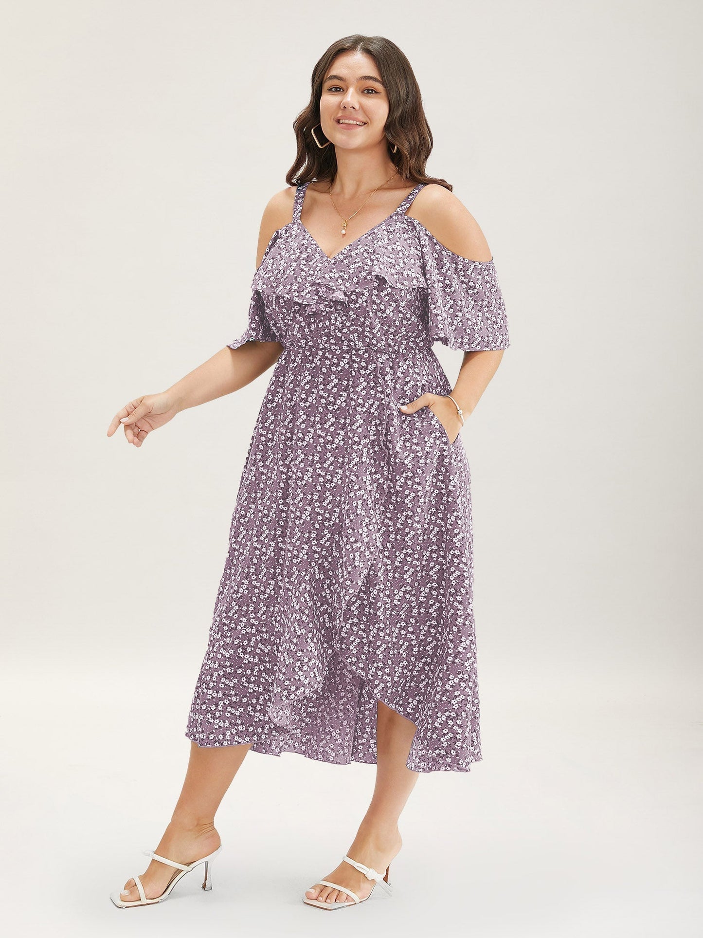Geblümtes Wickelkleid mit Cut-Outs an den Schultern und Rüschen