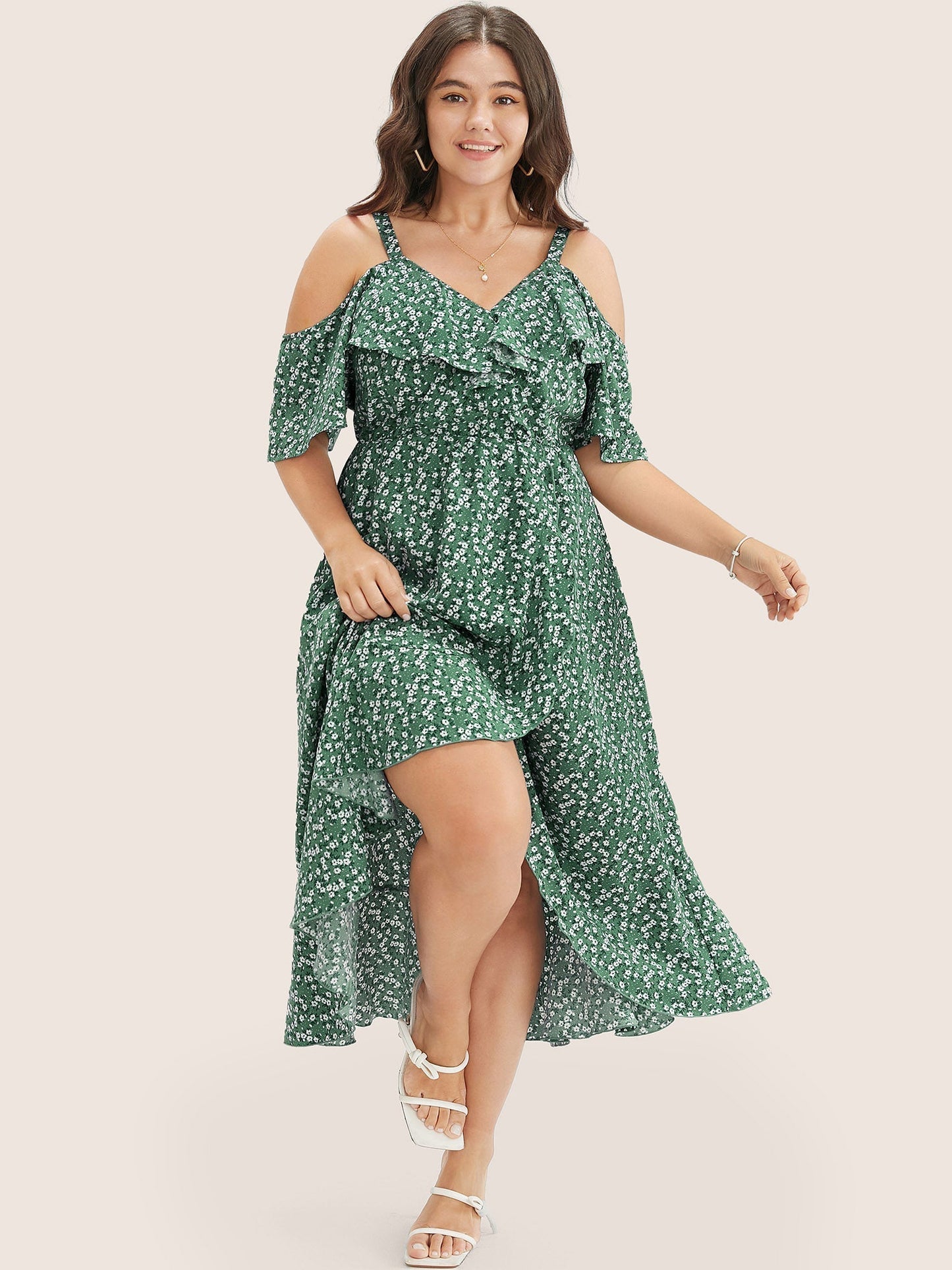 Geblümtes Wickelkleid mit Cut-Outs an den Schultern und Rüschen