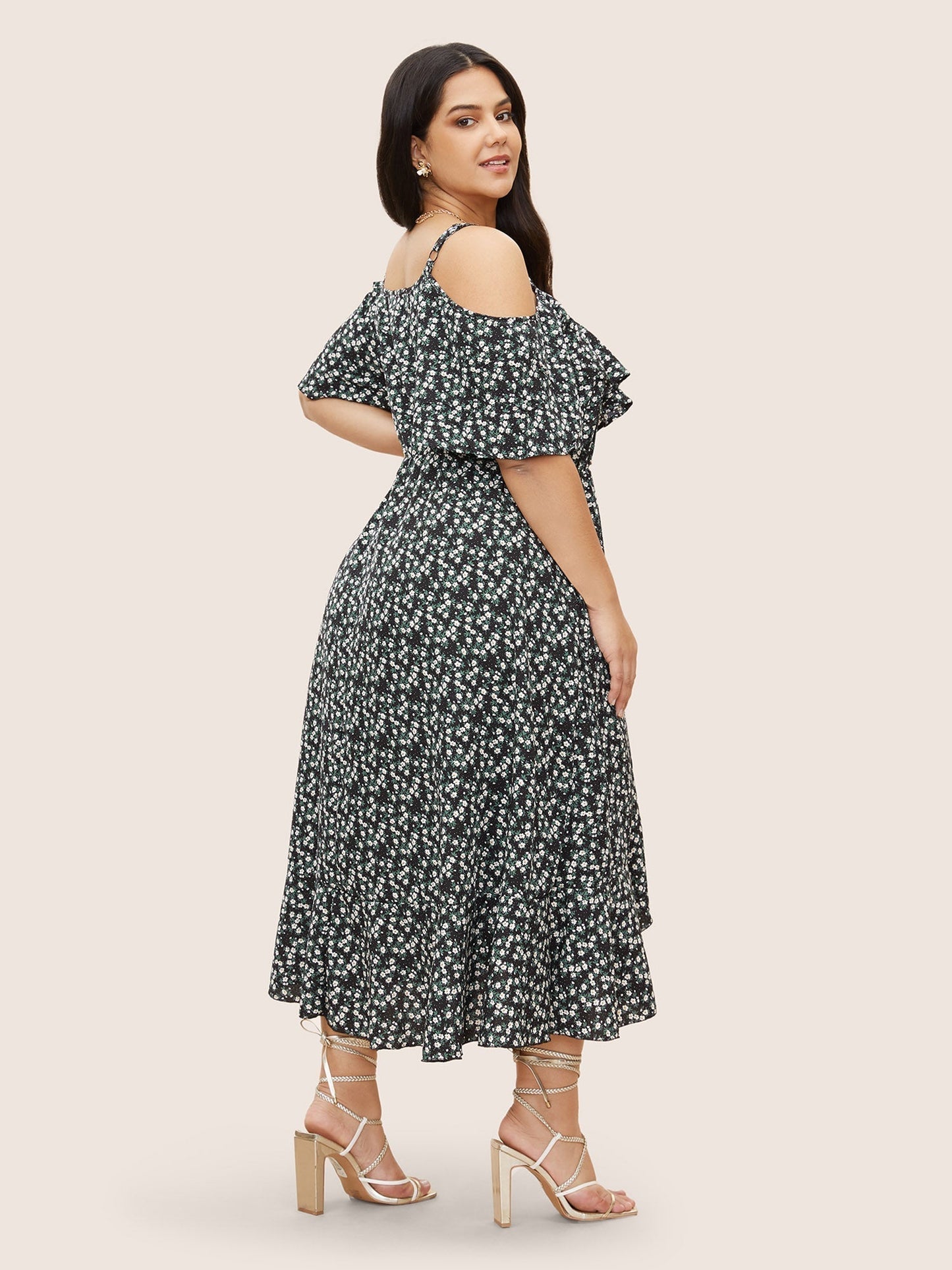 Geblümtes Wickelkleid mit Cut-Outs an den Schultern und Rüschen