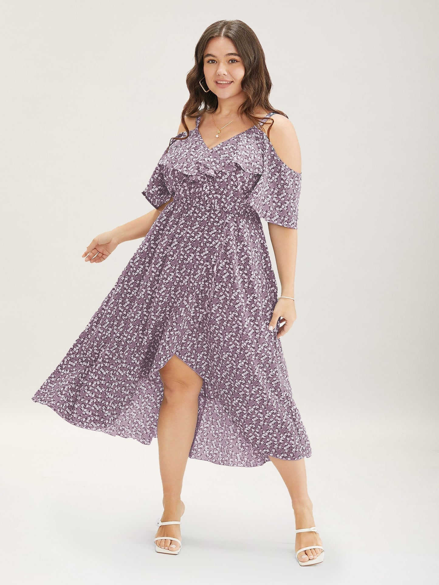 Geblümtes Wickelkleid mit Cut-Outs an den Schultern und Rüschen