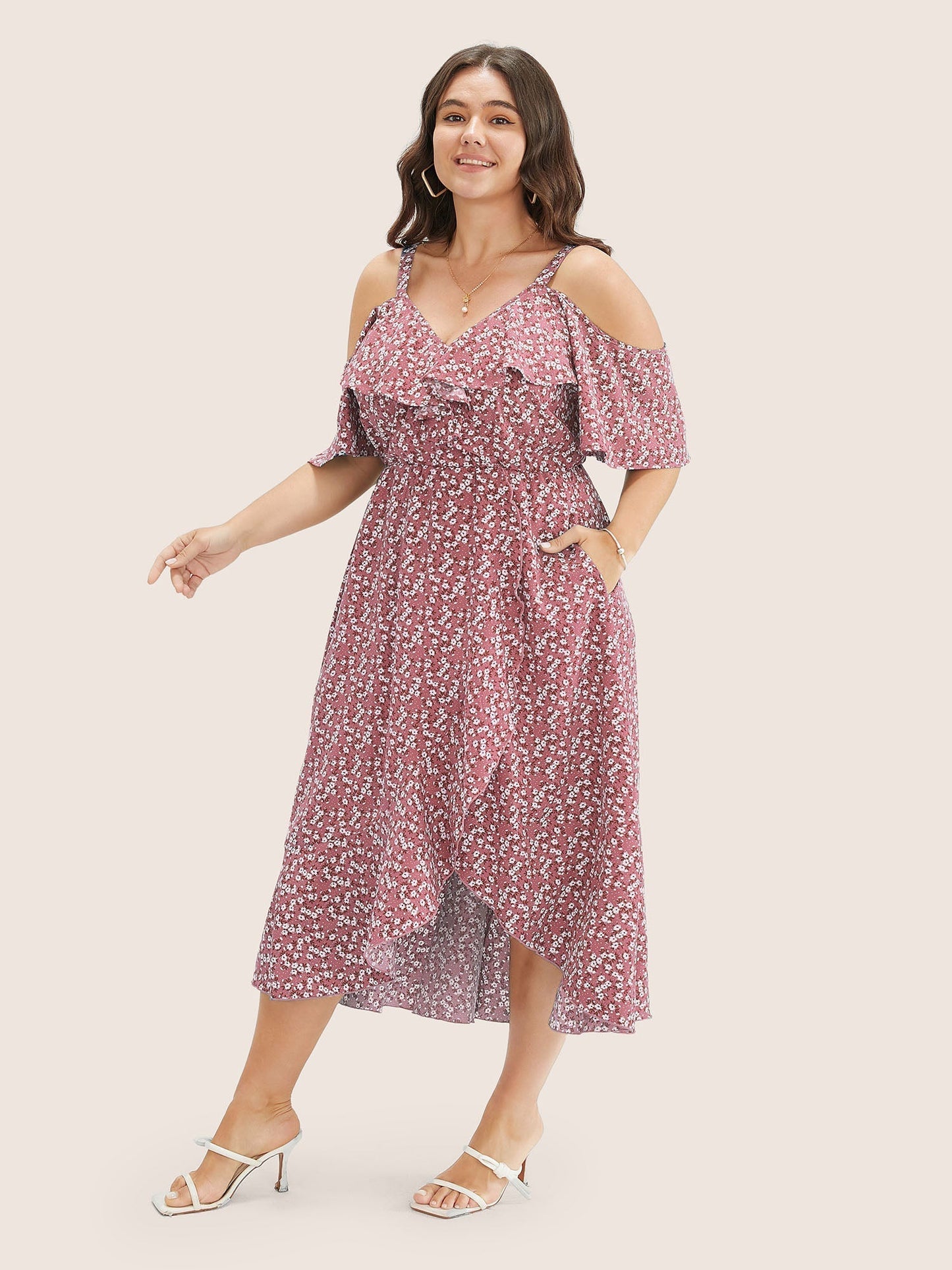Geblümtes Wickelkleid mit Cut-Outs an den Schultern und Rüschen