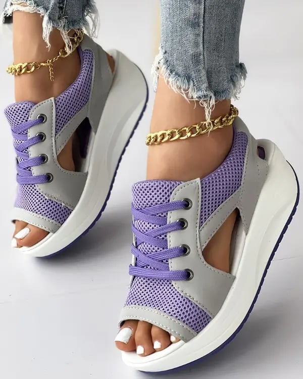 Sandalen mit kontrastierenden Einsätzen, Cutouts und Schnürung