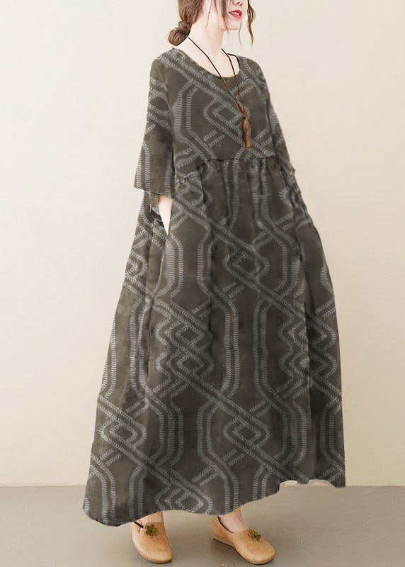 Naturfarbenes, hellgelbes Sommerkleid mit Rundhalsausschnitt und Taschen im Print-Design