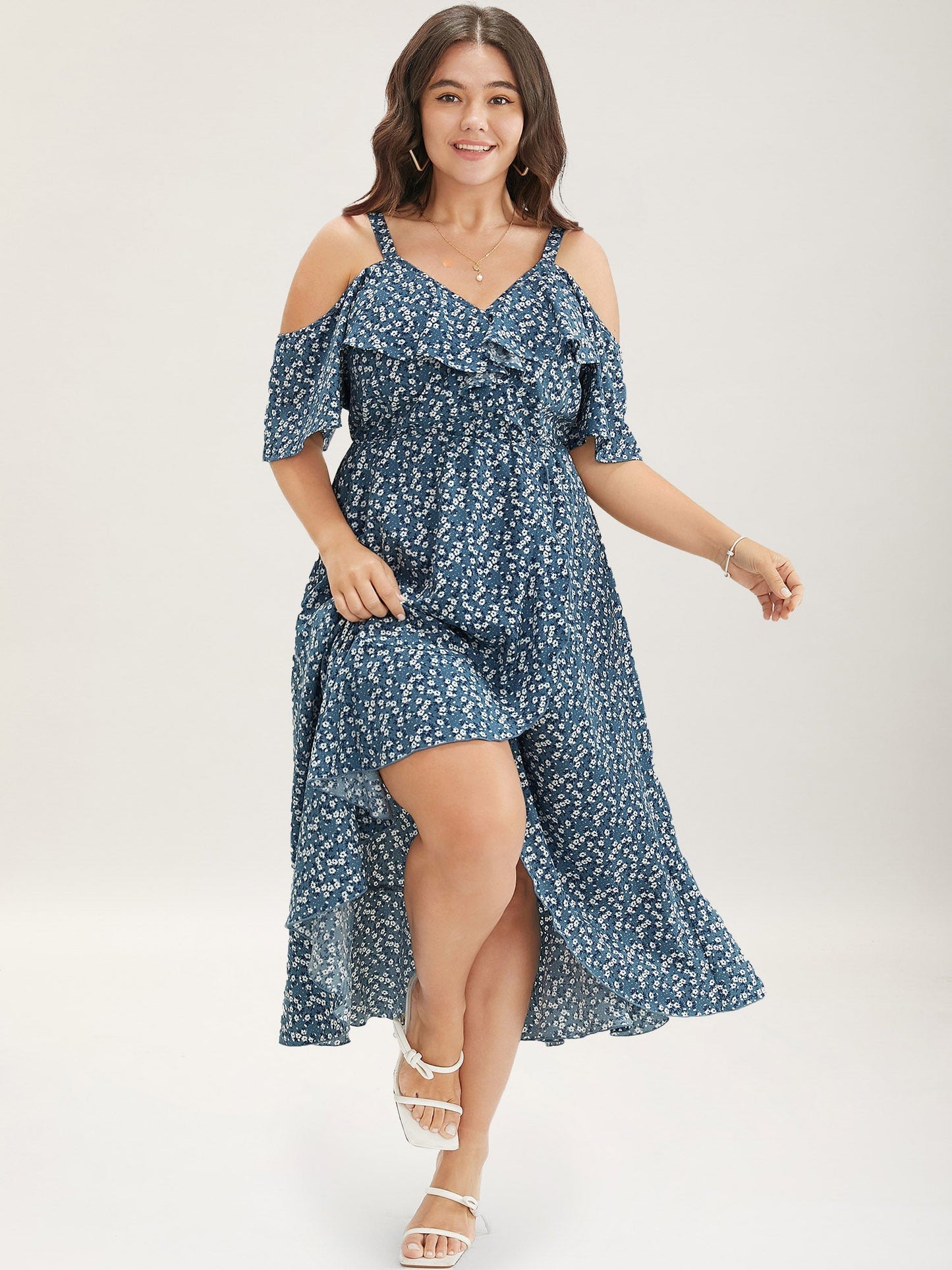 Geblümtes Wickelkleid mit Cut-Outs an den Schultern und Rüschen