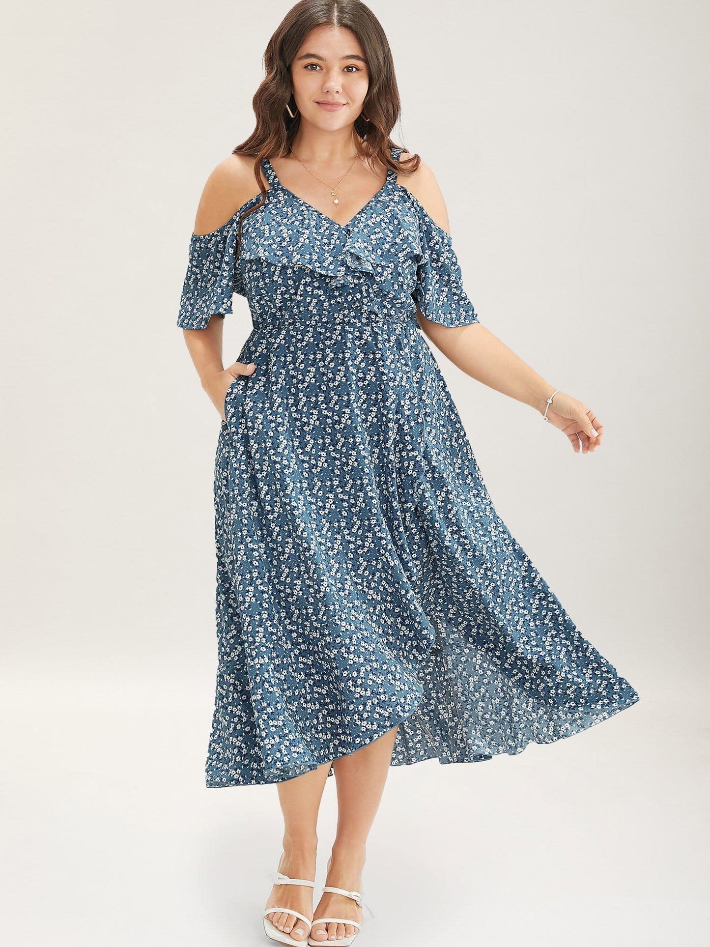 Geblümtes Wickelkleid mit Cut-Outs an den Schultern und Rüschen