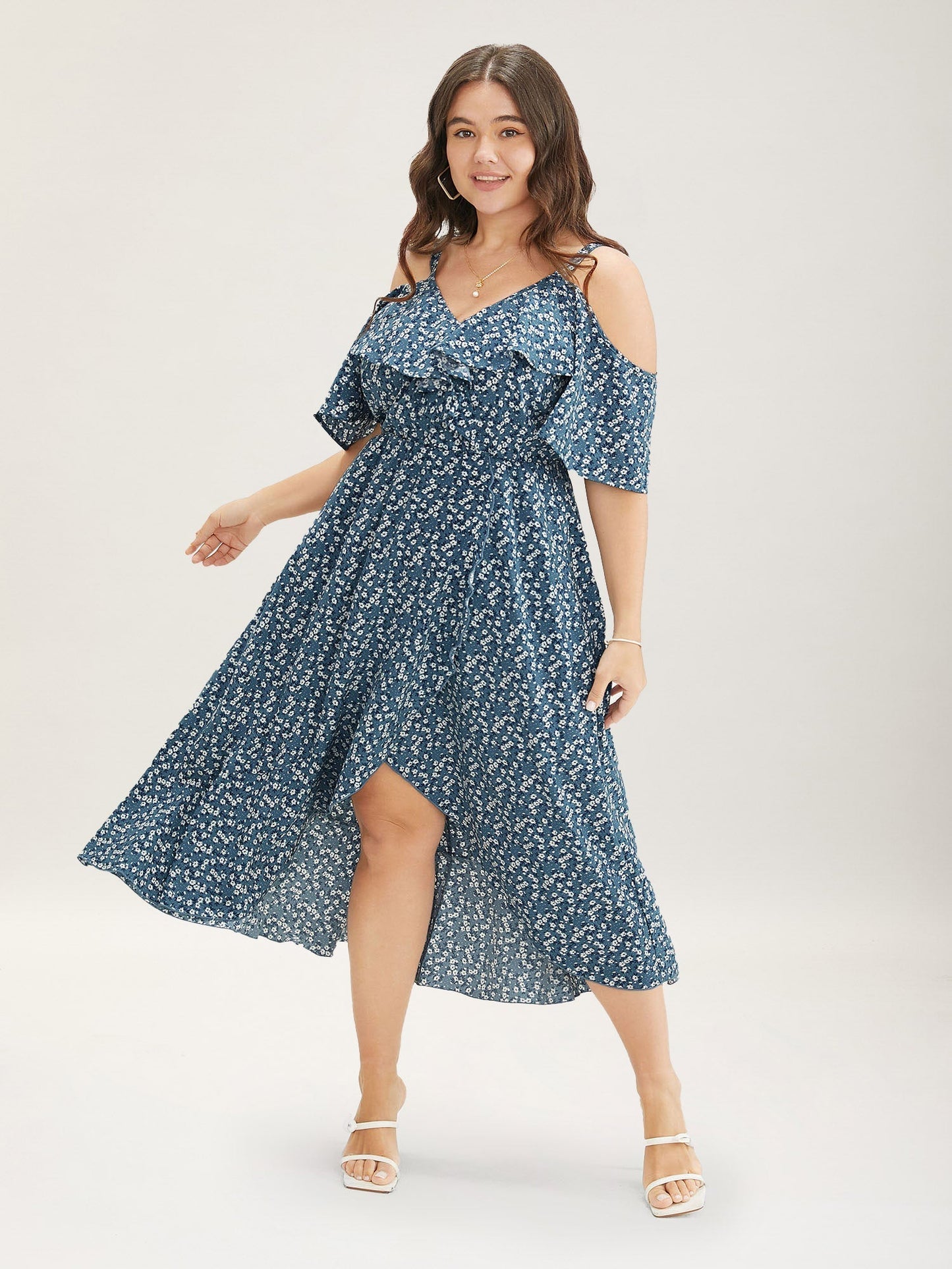 Geblümtes Wickelkleid mit Cut-Outs an den Schultern und Rüschen