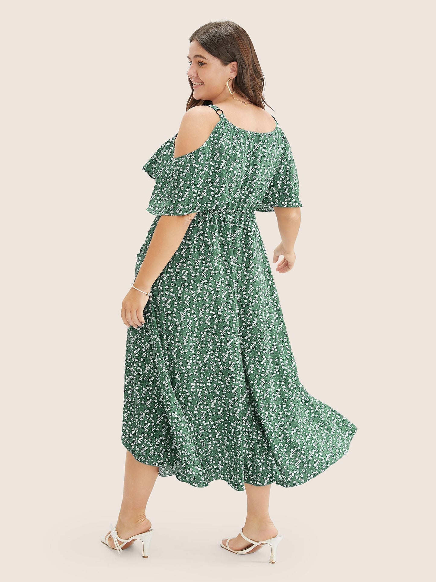 Geblümtes Wickelkleid mit Cut-Outs an den Schultern und Rüschen