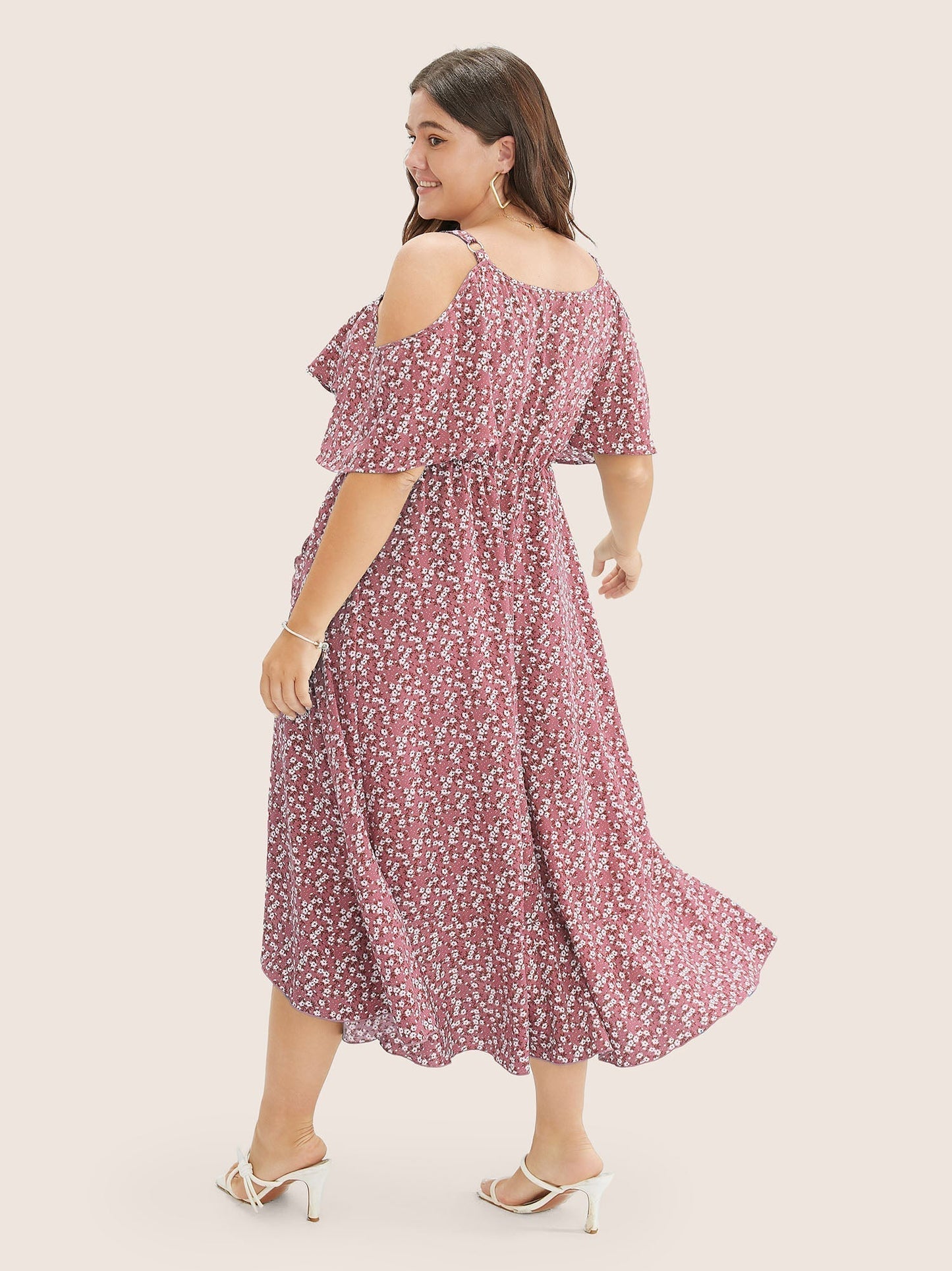 Geblümtes Wickelkleid mit Cut-Outs an den Schultern und Rüschen