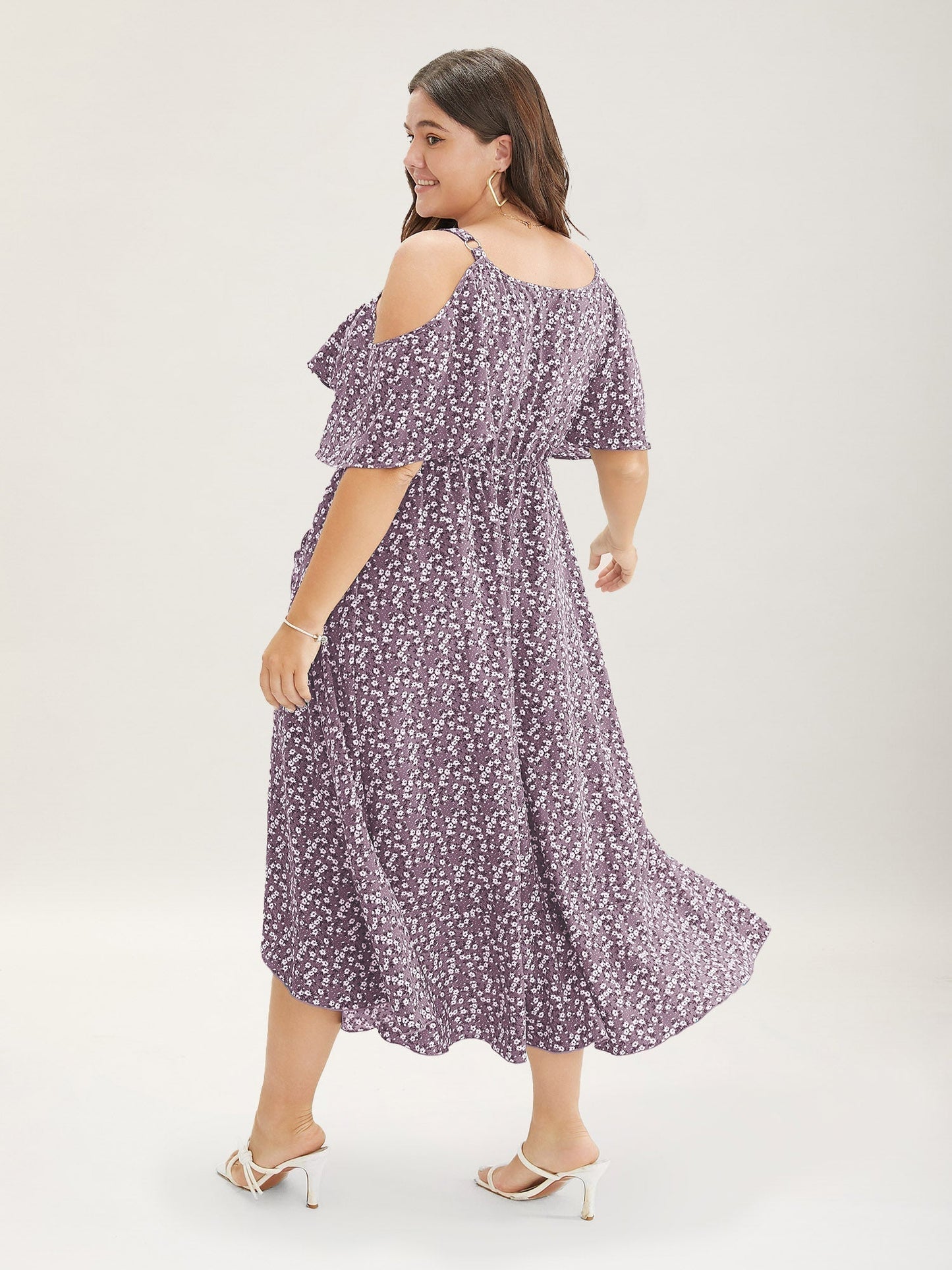 Geblümtes Wickelkleid mit Cut-Outs an den Schultern und Rüschen