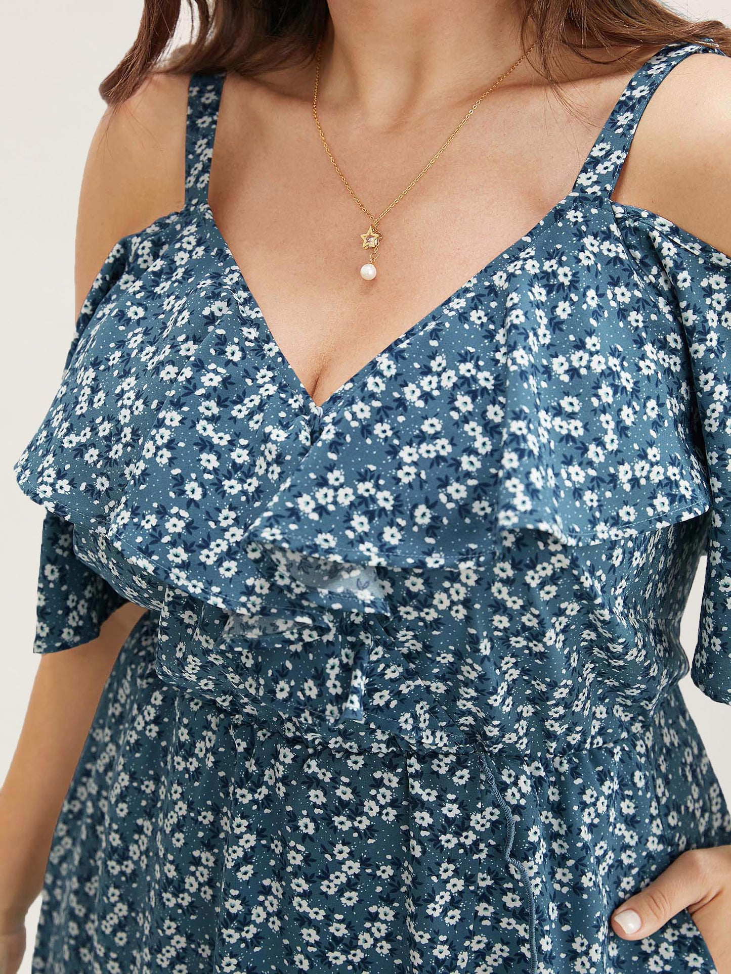Geblümtes Wickelkleid mit Cut-Outs an den Schultern und Rüschen