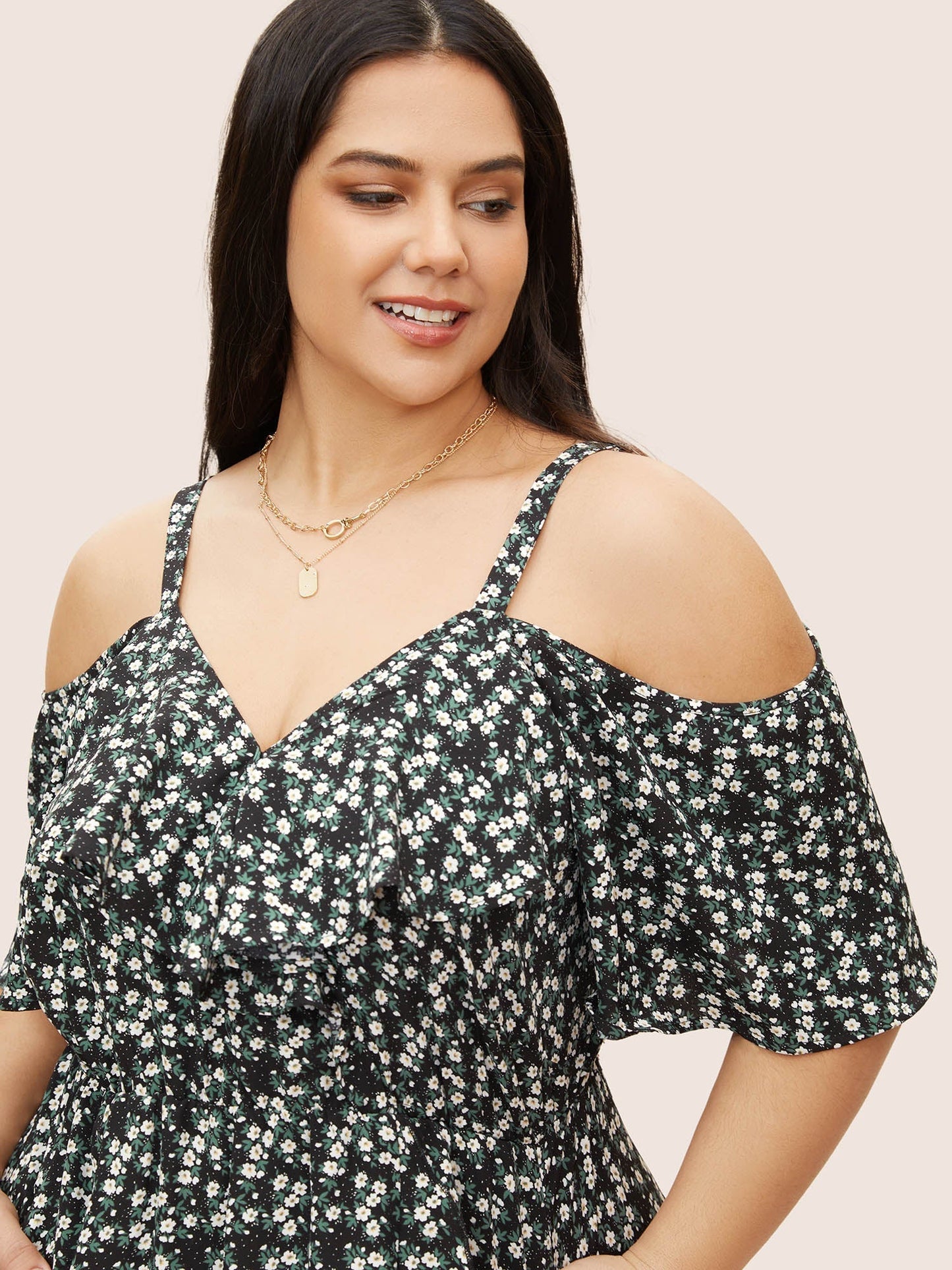 Geblümtes Wickelkleid mit Cut-Outs an den Schultern und Rüschen
