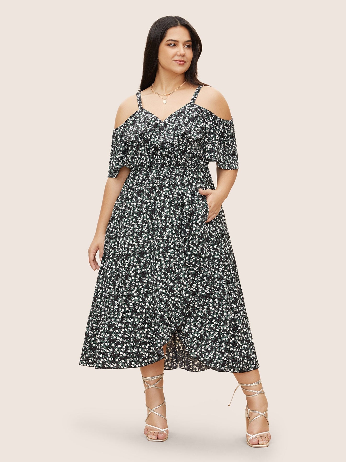 Geblümtes Wickelkleid mit Cut-Outs an den Schultern und Rüschen
