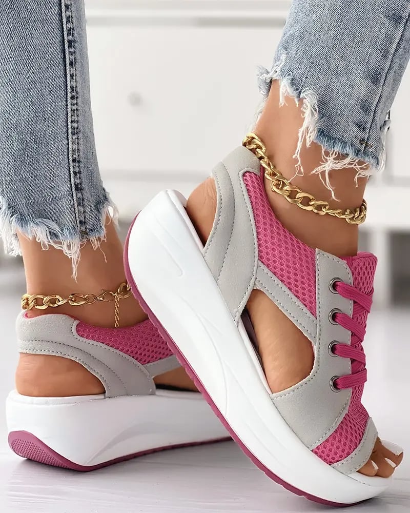 Sandalen mit kontrastierenden Einsätzen, Cutouts und Schnürung