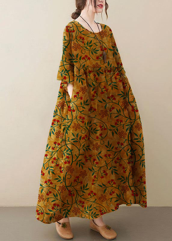 Naturfarbenes, hellgelbes Sommerkleid mit Rundhalsausschnitt und Taschen im Print-Design