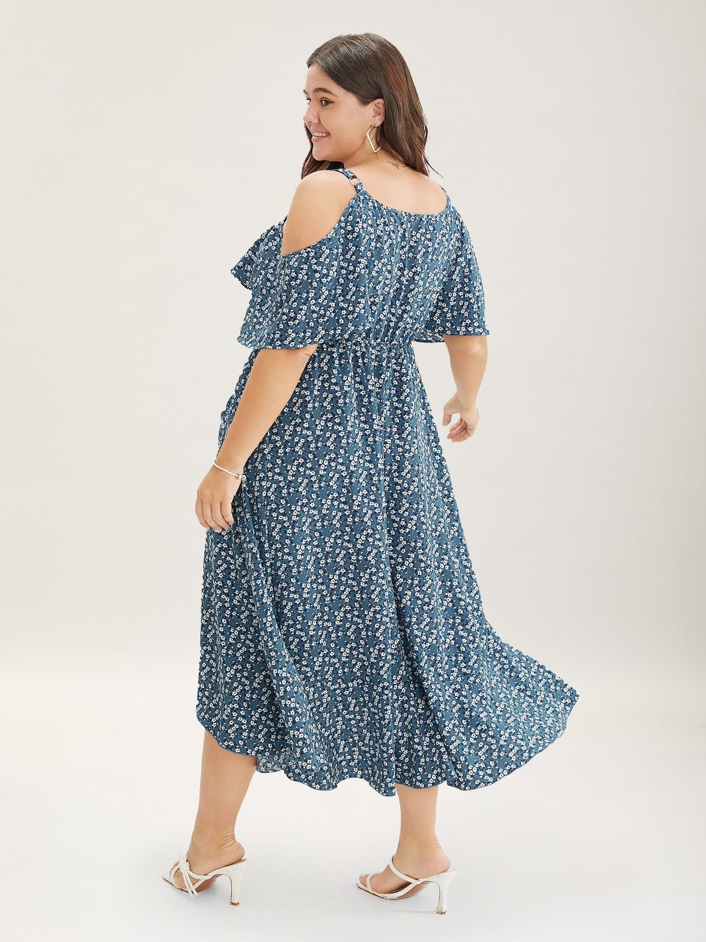 Geblümtes Wickelkleid mit Cut-Outs an den Schultern und Rüschen