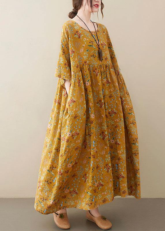 Naturfarbenes, hellgelbes Sommerkleid mit Rundhalsausschnitt und Taschen im Print-Design