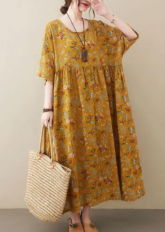 Naturfarbenes, hellgelbes Sommerkleid mit Rundhalsausschnitt und Taschen im Print-Design