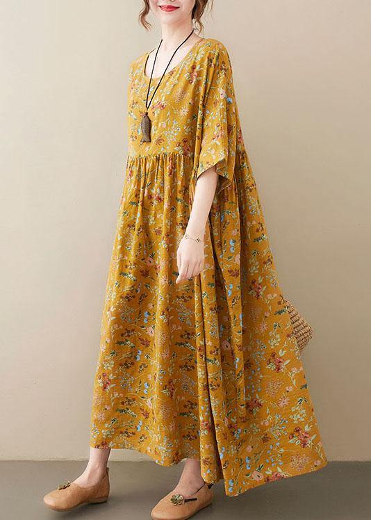 Naturfarbenes, hellgelbes Sommerkleid mit Rundhalsausschnitt und Taschen im Print-Design
