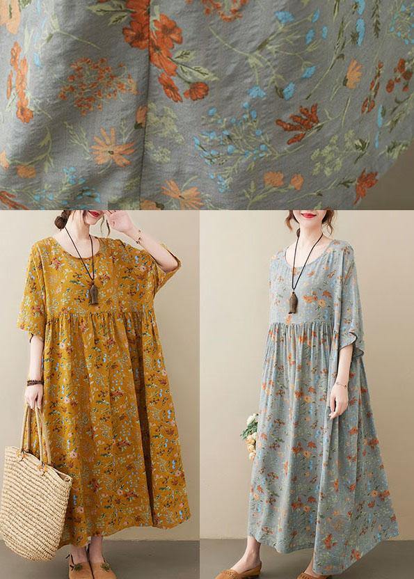Naturfarbenes, hellgelbes Sommerkleid mit Rundhalsausschnitt und Taschen im Print-Design