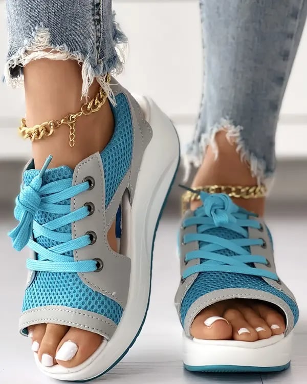 Sandalen mit kontrastierenden Einsätzen, Cutouts und Schnürung