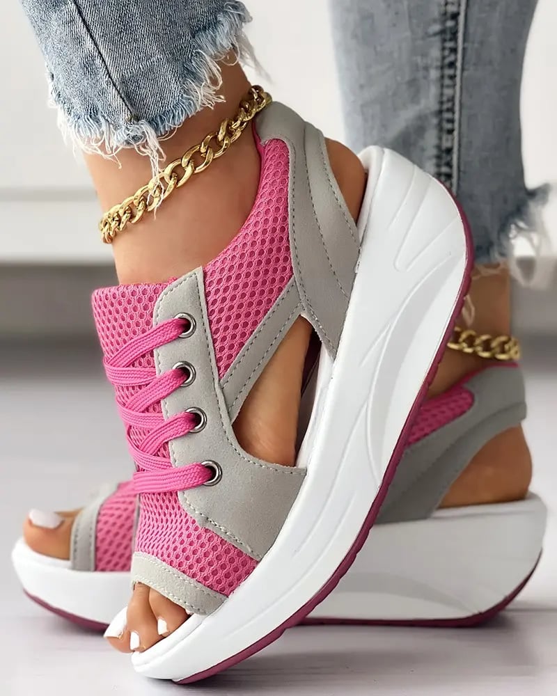 Sandalen mit kontrastierenden Einsätzen, Cutouts und Schnürung